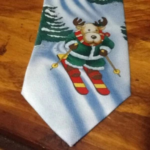 NWT New 59 x 4, 100% Polyester Skiing Reindeer Christmas Tree Neck Tie - Picture 1 of 4