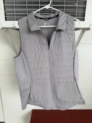 Nike Chaleco para Correr Grande Gris Cremallera Completa Cuello Simulado Bolsillos Térmicos Para Mujer Acolchado Foto 1 de 4