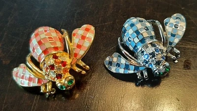 ГОЛУБЫЕ И КРАСНЫЕ БРОШИ GINGHAM BEE JOAN RIVER - Изображение 1 из 2