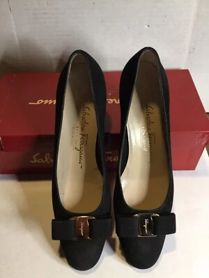 Zapato de salón SALVATORE FERRAGAMO Vara Bow gamuza negra talla 8 AAAA tacón bajo Foto 1 de 4