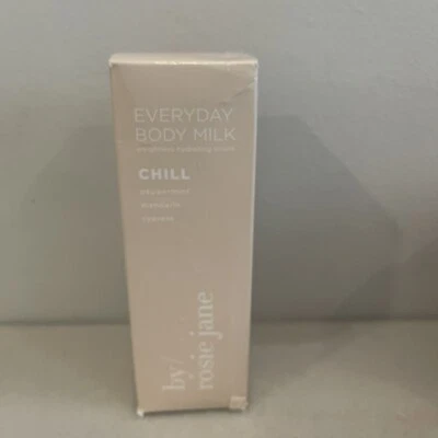 Por Rosie Jane Leche Corporal Chill Nuevo en Caja 5oz Sellado Tamaño Completo Desgarro En Caja Foto 1 de 4