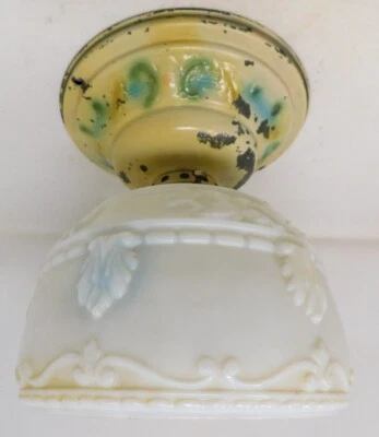 Lámpara de techo antigua de 1920 con pantallas de vidrio en relieve pasteles (3 disponibles) Foto 1 de 4