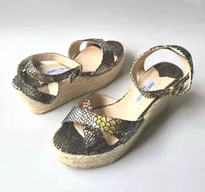 JIMMY CHOO 41 EE. UU. 10 Cuñas Abiertas Oro Metálico Correa Serpiente Alpargata Zapatos - Imagen 1 de 8