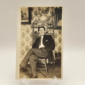 Antico ritratto di casa interno RPPC bel giovane 1927 età jazz - Foto 1 di 2