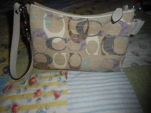 NUEVO CON ETIQUETAS DESCATALOGADO COACH 44978 SOHO ÓPTICO FORRADO ASA SUPERIOR MONEDERO - Imagen 1 de 6