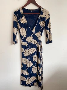 Red Berry Dress Womens Size 8 Blue Beige Leaf Print Wrap Tie 3/4 Sleeve V-Neck - Picture 1 of 11