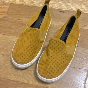 Old Navy Toddler Boy Mustard Yellow Shoes Size 8 | Fall | Thanksgiving Casual - Picture 1 of 8