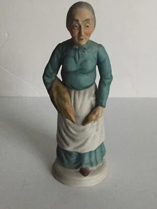 Estatuilla de cerámica vintage inclinada sobre abuela 8 1/4"" hecha en Taiwán multicolor - Imagen 1 de 7