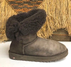  WOMEN UGG AUSTRALIA BOOT BAILEY BUTTON 5803 BROWN  SIZE US 6 - Picture 1 of 9
