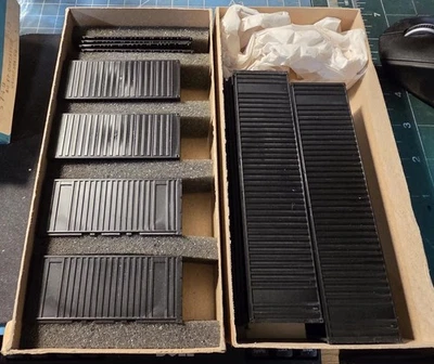 ATHEARN HO Scale#5740,#2030 Undecorated 40’,20' Containers 6 Containers 2 Boxes - Image 1 of 2