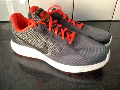 Nike Revolution 3 Turnschuhe Größe UK 8 - Bild 1 von 4