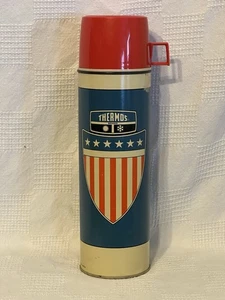 Vintage 1975 Stars & Stripes King Seely Thermos Co mit rotem Deckel komplett MCM - Bild 1 von 11