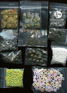 STORAGE CONTAINER AND 150+ ASSORTED BEADS AND CHARMS FOR CRAFT OR HOBBY (D409) - Picture 1 of 9