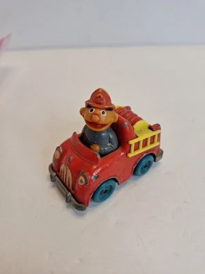 Camión de bomberos diecast Ernie 1981 de colección Sesame Street Muppets Playskool talla 2,25” L Foto 1 de 4