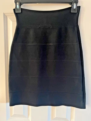 Minifalda pequeña coqueta BCBG Maxazria Simone vendaje de spandex negra ceñida al cuerpo  Foto 1 de 4