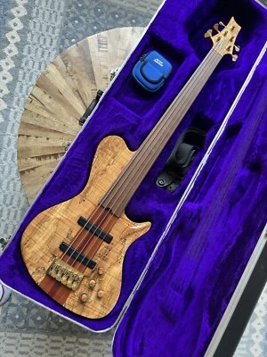 Bajo Warrior Isabella 2005 sin trastes de 5 cuerdas con estuche rígido original - ¡impresionante! Foto 1 de 4