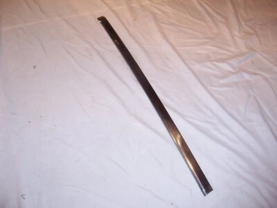 1967 年凯迪拉克 DeVille LH 挡风玻璃垂直展示装饰成型 — 第 1/4 张图片