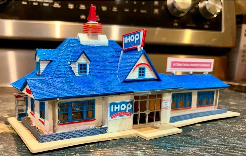 Restaurante IHOP en carretera construido y detallado a escala HO (techo azul) Foto 1 de 1