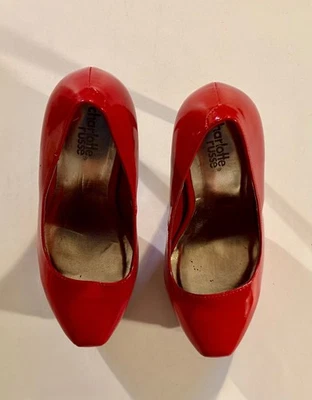❤️ Zapatos de salón Charlotte Russe con plataforma de charol rojo — Para mujer 7 — Tacones clásicos pin-up Foto 1 de 4