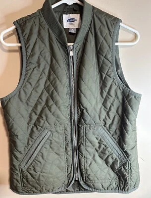 Colete acolchoado verde feminino Old Navy leve 2 bolsos frontais com zíper frontal PM - Imagem 1 de 4