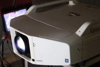 *Epson EB-Z8150+Objektiv*Profi-Beamer Projektor 8000 Lumen projector Lens-Shift - Bild 1 von 4