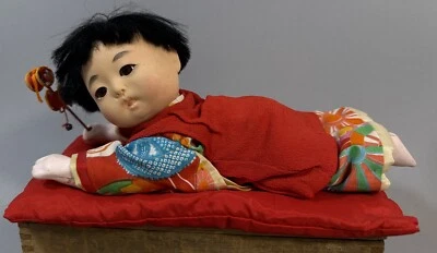 Boneca bebê bisque japonesa vintage no tapete com chocalho ~olhos de vidro pintados~ 9,5” - Imagem 1 de 4