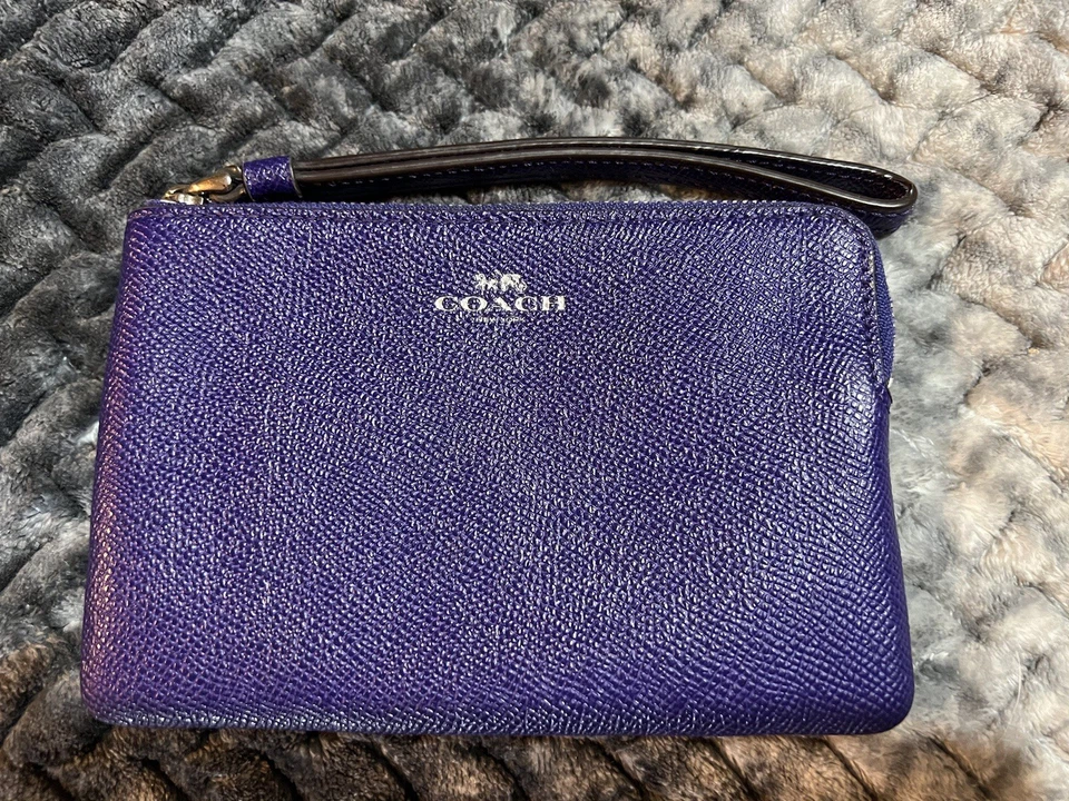 Coach фиолетовый кошелек с ремешком/клатч.  - Изображение 1 из 4
