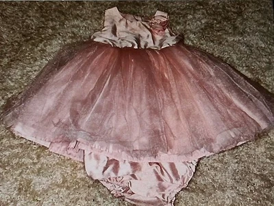 Vestido Cherokee rosa superpuesto de encaje con cubierta de pañal para niñas pequeñas, usado en excelente estado, talla 12 meses Foto 1 de 4
