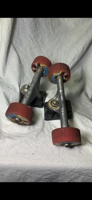 Camiones de ala de gaviota con ruedas tóxicas Foto 1 de 4