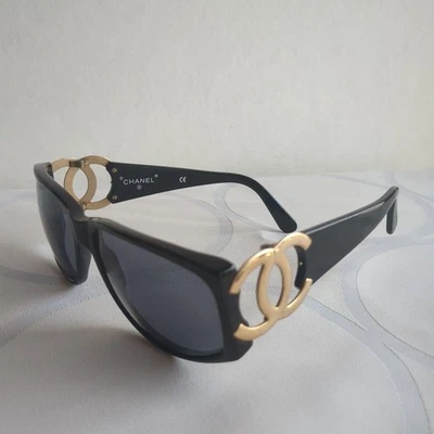 Gafas de sol Chanel con logotipo dorado Foto 1 de 4