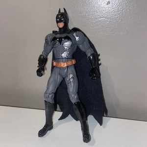 Batman Begins Battle Damage Batman Figure - Picture 1 of 4
