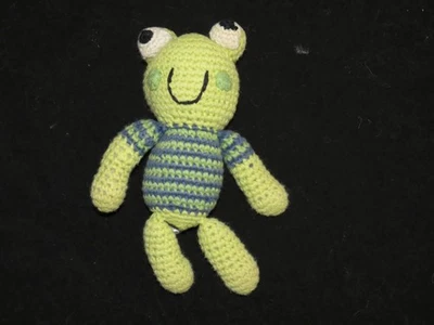 Sonajero de rana guijarros hecho a mano juguete tejido peluche bebé regalo azul rayas verde amoroso Foto 1 de 3