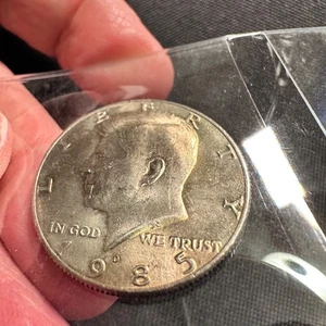 1985-D Kennedy Half Dolllar Nice Copper tone AU Too Nice to send to the Bank - Picture 1 of 7