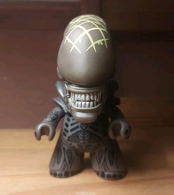 ALIEN Vs PREDATOR Loot Crate Exclusive TITAN 4.5" Alien Figure - Image 1 of 4