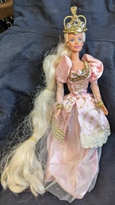1997 Barbie Rapunzel mit Krone Mattel Puppe #17646 super lange Haare blond rosa - Bild 1 von 3