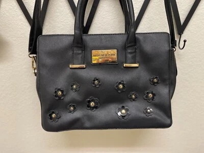 Bolsa tote Marc New York preta estruturada com ferragem dourada floral 3D bolsa média - Imagem 1 de 4