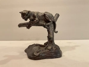 Estatuilla vintage de escultura de vida silvestre de peltre sin marca puma en un árbol - Imagen 1 de 7