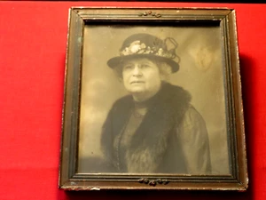 FOTOGRAFÍA Y MARCO VINTAGE, CRISTAL / MUJER CON ESTOLA DE PIEL, SOMBRERO / 8,5 X 9,5 - Imagen 1 de 10