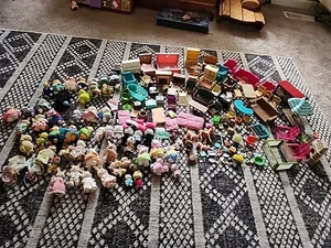 CALICO CRITTERS ANIMAL FURNITURE LOT Lil Woodzeez 54 Critters 200+ Pieces Total - Picture 1 of 21
