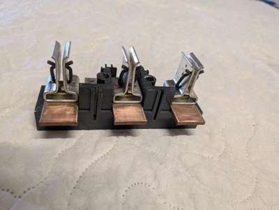 Eaton-Westinghouse Fuse Block, w/ILSCO C124 保险丝夹 || 3-Pole 200A, 600V — 第 1/4 张图片