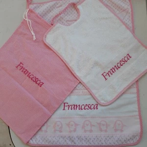 SET SACCHETTO +BAVAGLINO+ASCIUGAMANO BIMBA PER ASILO RICAMATO PERSONALIZZATO - Foto 1 di 1