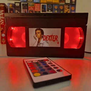 Dexter TV Show LED VHS Video Cinta Luz Lámpara Cumpleaños Navidad Regalo Idea Retro - Imagen 1 de 4