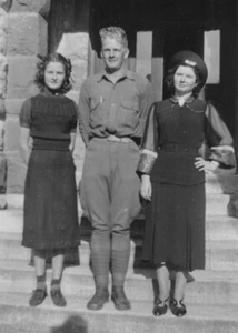 1940s Man Between Two Women Steps Stylishly Dressed Fashion Contrast Portrait - Picture 1 of 3