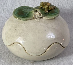 Vintage handgefertigte Porzellan Schmuck Box mit FROSCH AUF LILYPAD Made in German - Bild 1 von 12