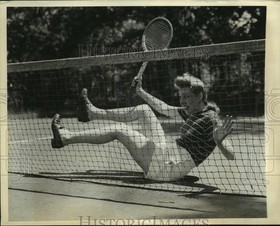 1944 Press Photo Tennis player falls on Tennis Court - nes55584
