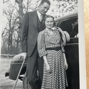 Vintage Schnappschuss Foto großer Mann mit Frau gestreiftes Kleid von Old Car 40er Jahre - Z1 - Bild 1 von 4