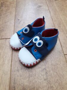 BOYS BLUE & WHITE PRAM SHOES - INFANT SIZE 3 - NEW WITH TAGS