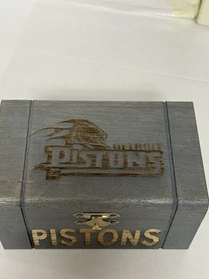 Pistones Detroit - Caja de baratija decorativa grabada con láser manchada - Regalo cueva hombre Foto 1 de 4