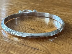 Brazalete brazalete vintage con bisagras texturizado de ley con cadena de seguridad - Imagen 1 de 5