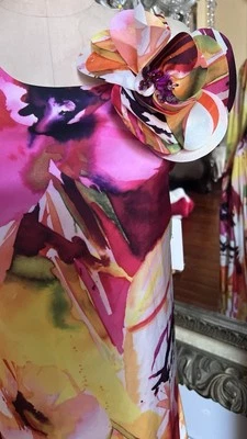 Hermoso vestido floral colorido de Mikael Aghal Foto 1 de 4